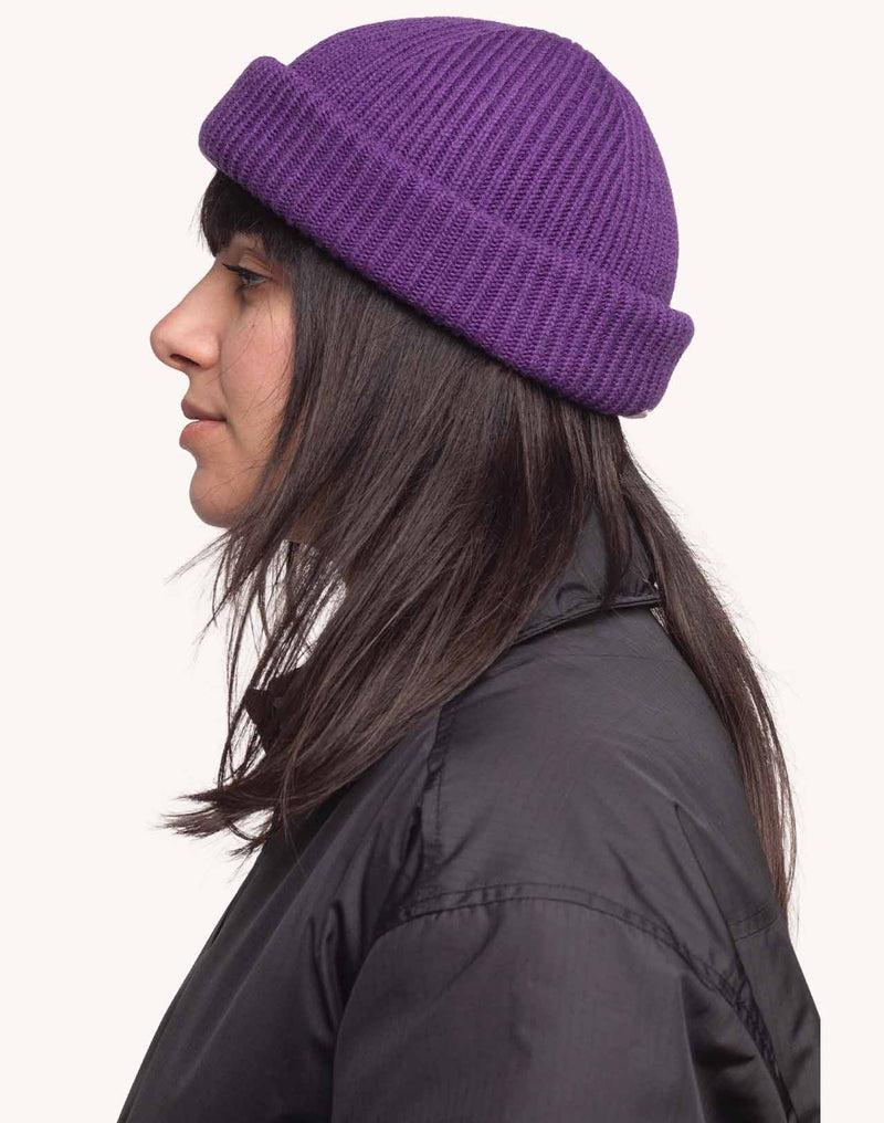 OLOW Falco Merinowoll-Beanie in Violett am Model – Seitenansicht links